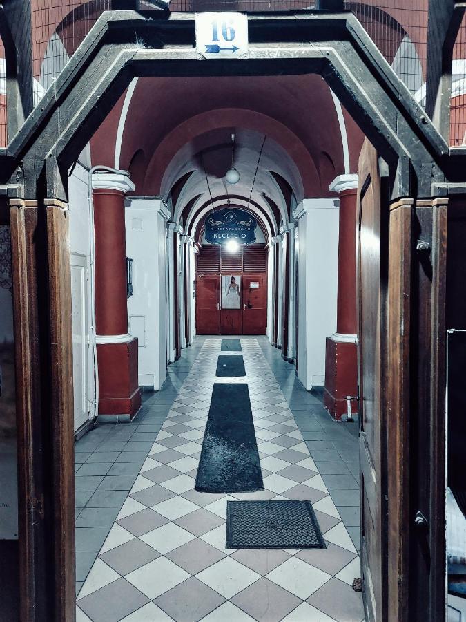 Square 16 Apartman - Absolutely Central Location With Self Check In Szombathely Esterno foto