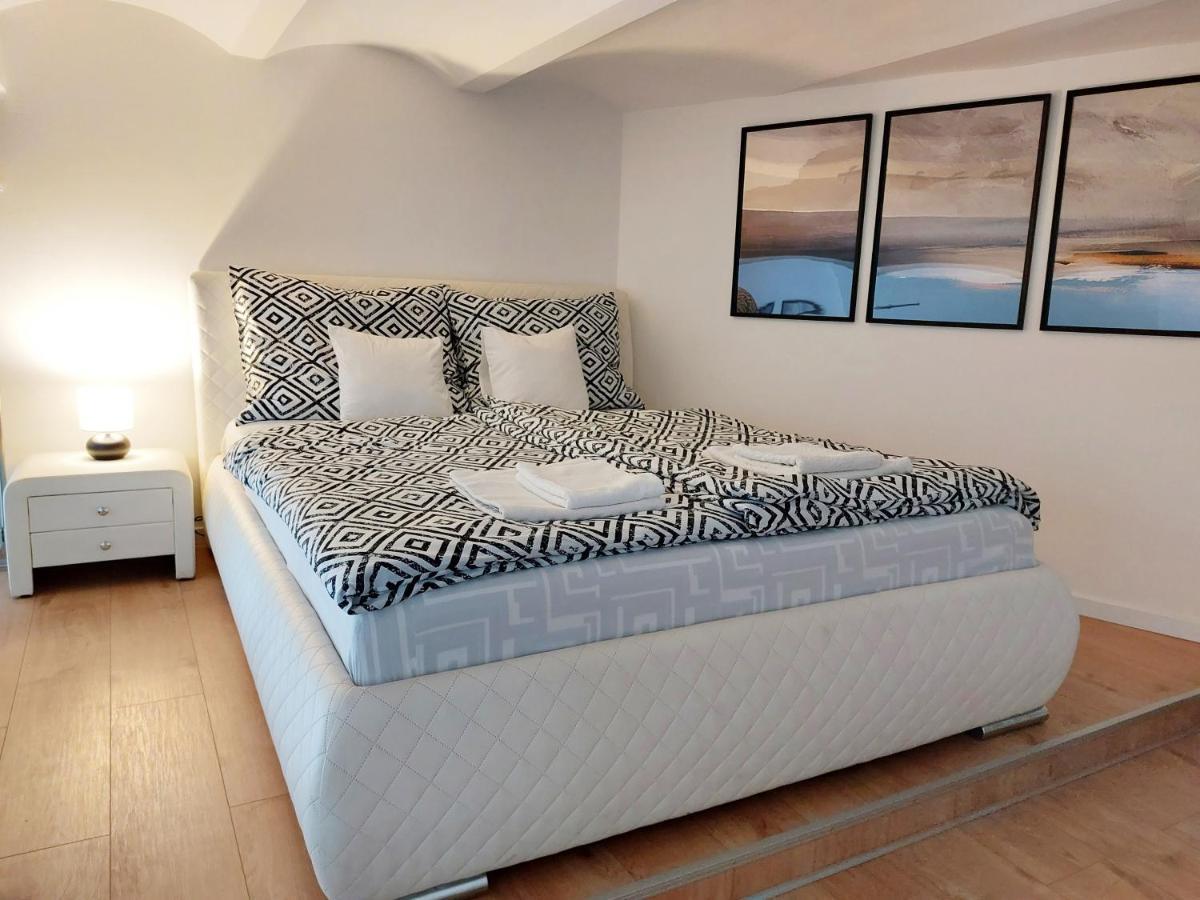 Square 16 Apartman - Absolutely Central Location With Self Check In Szombathely Esterno foto