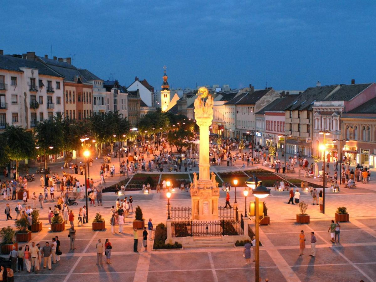 Square 16 Apartman - Absolutely Central Location With Self Check In Szombathely Esterno foto